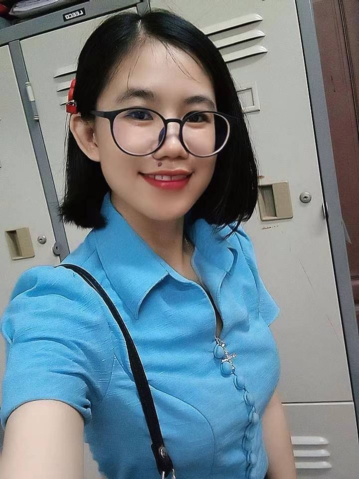 ນາງ ແວວຕາ ພົມມະຄໍາ